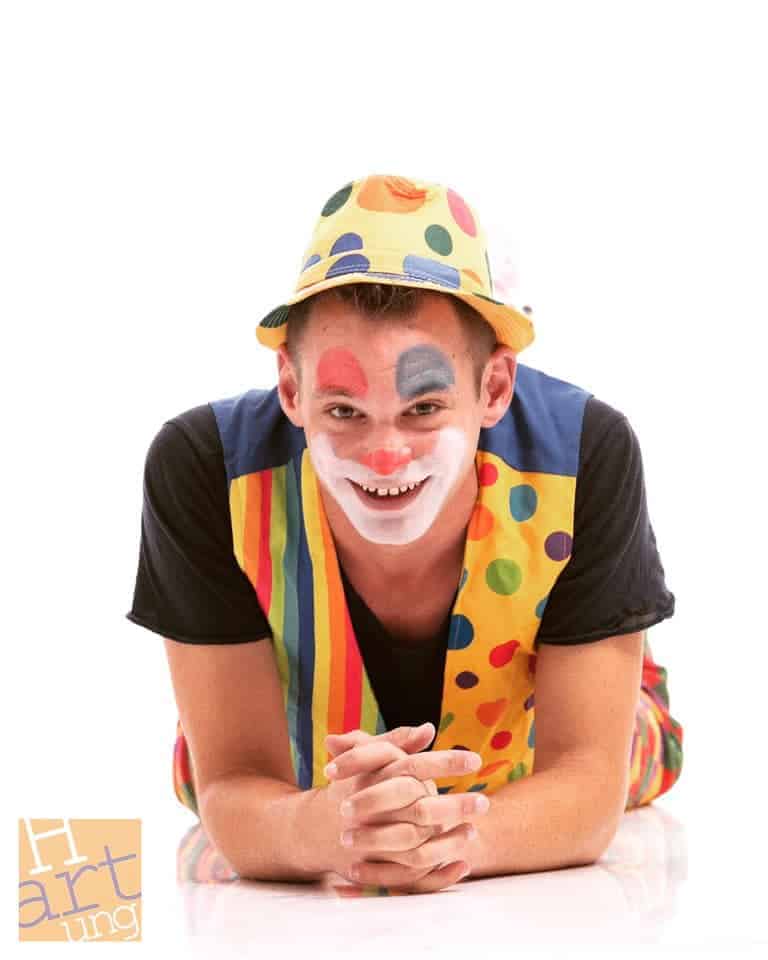 Clown Pepe liegend